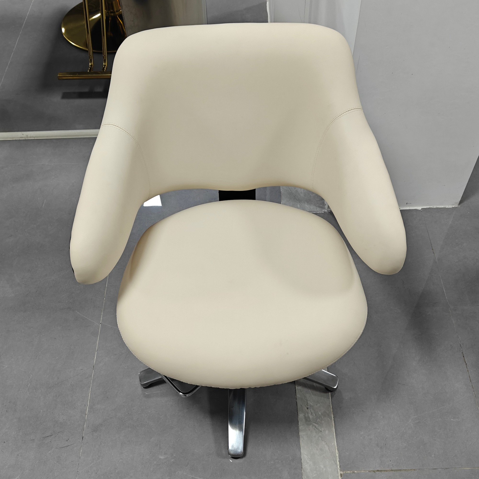 Low Price Hairdressing Chair Equipment White Beige Lightweight Lifting Beauty Salon Chair for Woman