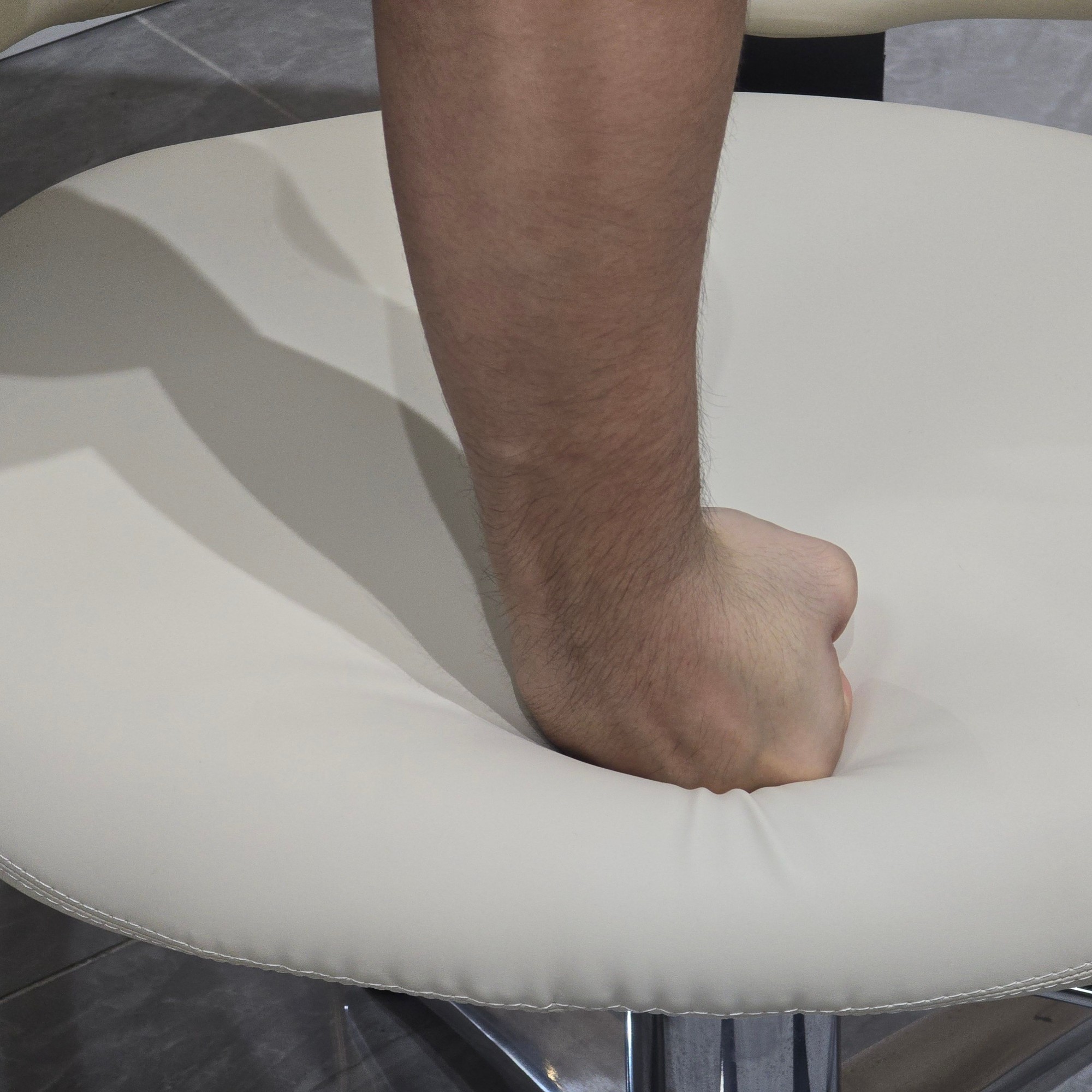 Low Price Hairdressing Chair Equipment White Beige Lightweight Lifting Beauty Salon Chair for Woman